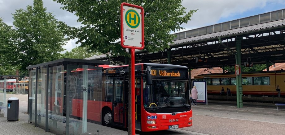 Bus an der Haltestelle